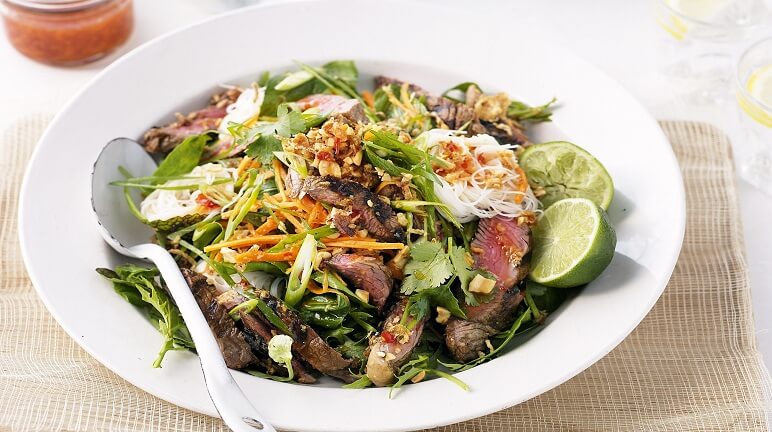 Cách làm salad thịt bò nướng bổ dưỡng và thơm ngon