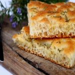 Cách làm bánh Focaccia Ý quyến rũ, ngọt ngào cho gia đình bạn