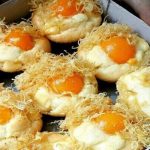 Thơm lừng cùng cách làm bánh bông lan trứng muối nhân phô mai
