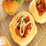 Lạ miệng với món bánh mì nhân gạo cay Hàn Quốc