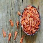 Cách hấp tôm ngon với nước dừa tươi cho bữa ăn thêm phong phú