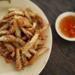 Cách làm cá cơm chiên tỏi ớt ấm bụng ngày lạnh