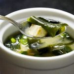 Canh rong biển nấu đậu hủ non tươi mát giải nhiệt