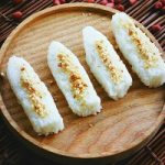 Bữa sáng nhanh gọn với cách làm cơm nắm muối vừng