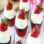 Tự tay làm cupcake kem phô mai dâu tây ngọt ngào quyến rũ