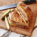 Bữa sáng nhanh chóng và ngon miệng với cách làm bánh mì sandwich kẹp thịt 