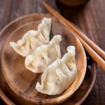 Làm sủi cảo thơm ngon tuyệt vời thiết đãi gia đình