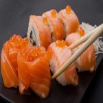 Cách làm sushi cá hồi đơn giản mà bổ dưỡng