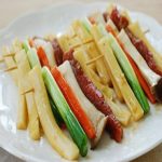Bánh gạo xiên thịt bò chiên biến tấu mới lạ ngon miễn bàn   