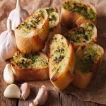 Cách làm bánh mì nướng bơ tỏi thơm lừng nức mũi cả gia đình