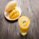 Giải khát ngày hè với cách làm sinh tố xoài mát lạnh