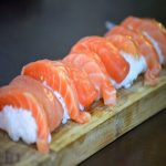 Sushi cá hồi sống hấp dẫn đẹp mắt ngay tại nhà