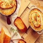 Khai vị tiệc Âu với món soup hành đút lò kiểu Pháp
