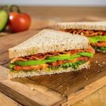 Bánh mì sandwich kẹp thịt nguội cho bữa sáng ngon lành