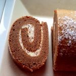 Cách làm bánh bông lan chocolate cuộn kem tươi thật ngon