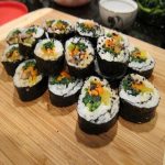 Cách làm sushi cuộn rong biển cho bữa ăn gia đình thêm phong phú