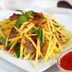 Hướng dẫn làm gỏi xoài khô cá lóc chua ngon lạ miệng