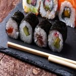 Đổi mới bữa ăn gia đình bạn với rong biển cuốn sushi