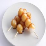 Thích thú với cách làm bánh mitarashi dango nướng của nhật