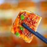 Chán rán hoặc sốt cà chua, cho đậu phụ vào nướng lại được món ngon bất ngờ