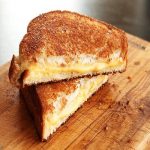 Sandwich kẹp phô mai áp chảo cho bữa sáng bận rộn