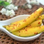 Cách làm xoài lắc chua chua cay cay tại nhà