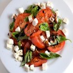 Cách thực hiện món salad cà chua với feta- làn gió mới dành cho gia đình bạn