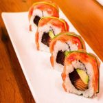 Bắt tay ngay vào thực hiện cách làm sushi cá hồi siêu dễ