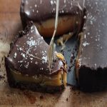 Cách làm Chocolate Salted Caramel Tart ngon đúng điệu