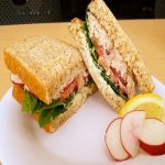Sandwich cuộn bơ – cá ngừ lạ miệng và đẹp mắt cho gia đình đổi gió