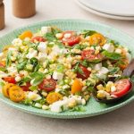 Bí kíp giảm cân mới – salad ngô ngọt cà chua