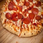Cách làm pizza xúc xích nướng chảo ngay tại nhà