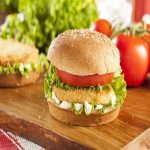 Bữa sáng nhanh gọn và đầy đủ dinh dưỡng cùng bánh hamburger