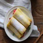 Cách làm trứng cuộn kem dâu tây bằng lò vi sóng vô cùng đơn giản