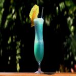 Tự pha cho mình một ly cocktail Blue Hawaii sôi động mùa hè