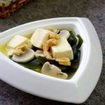 Hấp dẫn với cách làm canh nghêu nấu đậu hũ và rong biển