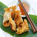 Thực hiện cách gói hoành thánh đẹp cho món hoành thánh thêm hấp dẫn