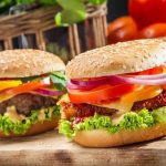 Cách làm bánh hamburger thịt heo ngon đúng điệu