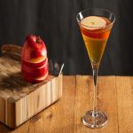 Hướng dẫn cách pha cocktail táo lê một cách độc đáo và mới lạ