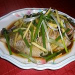 Ngon đúng điệu với cách làm cá trắm hấp hành lá