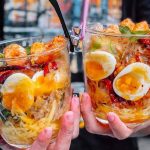 Bánh tráng trộn trong xô nhìn thôi đã thích, ăn chắc phải ngon lắm!