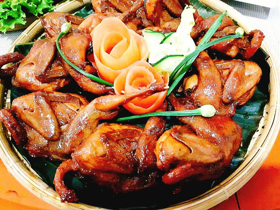 Cận cảnh chim cút nướng mật ong bóng đẹp, trang trí hoa cà rốt và hành lá