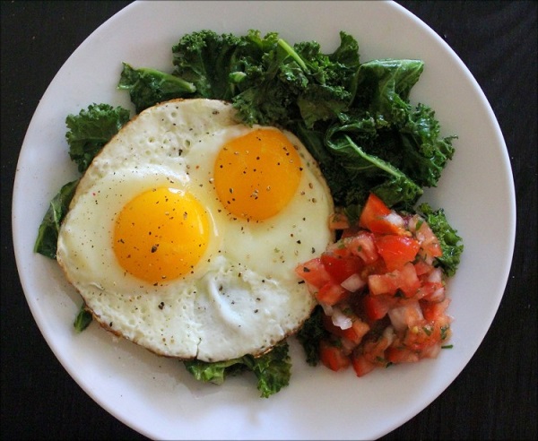 Cách làm món trứng ốp la sốt cà chua siêu tốc cho bữa sáng