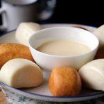 Bánh mì chấm sữa, ăn thế nào mới thực sự “đạt chuẩn”?