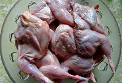 Chim cút sống đã làm sạch lông, để ráo trên đĩa trước khi ướp
