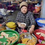 Phố bánh canh đèn dầu bán xuyên đêm ở Huế