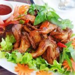 Lạ miệng với gà xiên nướng thơm ngon, ăn kèm rau cuốn, chấm nước mắm chua cay