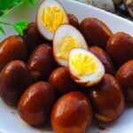 Không cần nước, chỉ cần cho lon này vào om được ngay món trứng cút ngon không tưởng