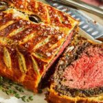 Mách bạn cách tự làm món bò Wellington cho bữa tiệc cuối năm