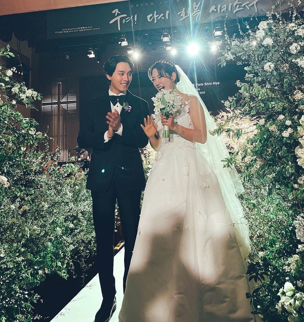 Những khoảnh khắc đẹp nhất trong đám cưới của Shin Hye và Tae Joon - Hình 9